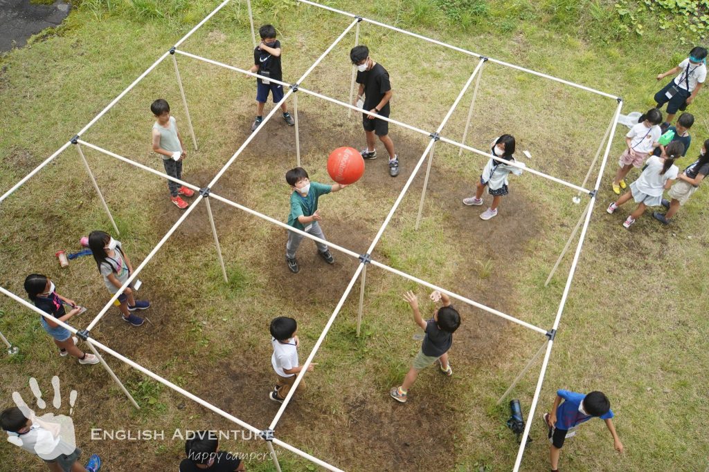 アメリカのキャンプで人気のナインスクエア。スキルに関係なく、みんなで楽しめます