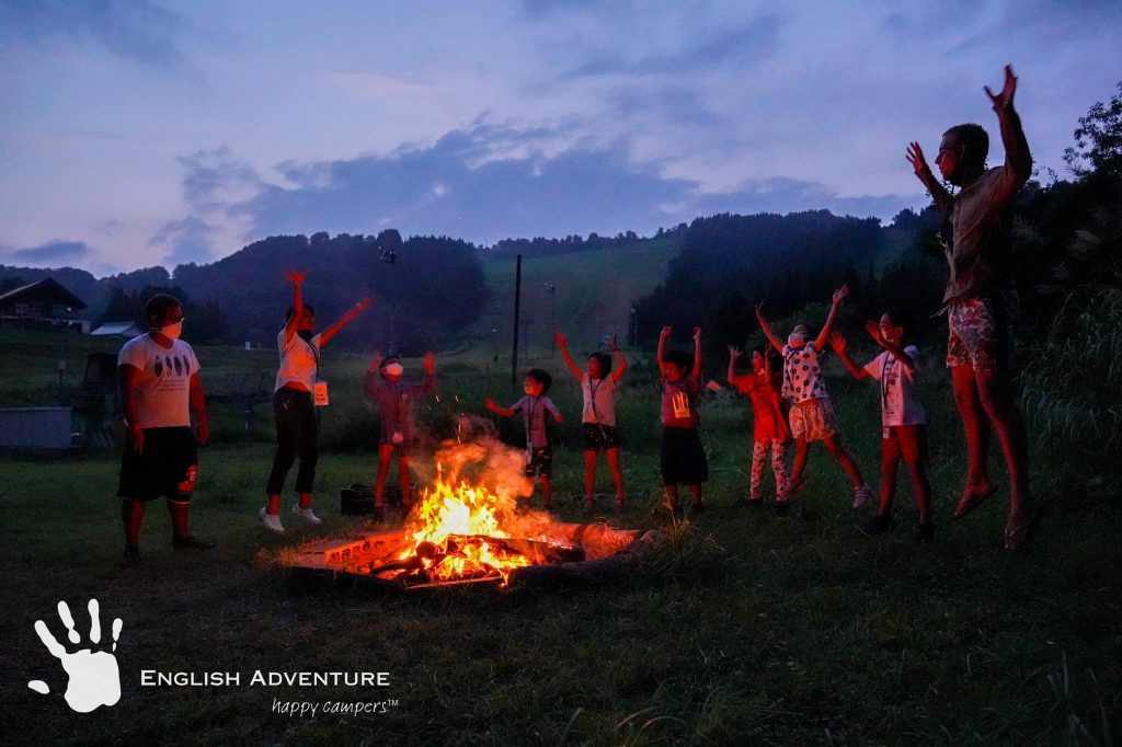 キャンプファイヤーでは、星空の下でキャンプソングを歌おう