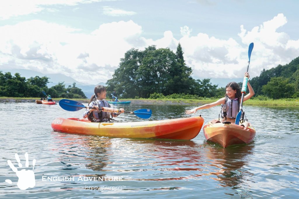 森と山に囲まれた、プライベートレイクでカヤック
