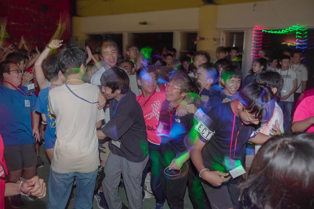 ダンスパーティーでは思いっきり自由に踊ろう