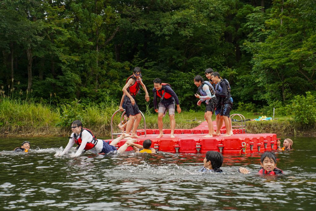 夏の暑い日にザブーン！　ひんやりさわやか、湧き水の湖